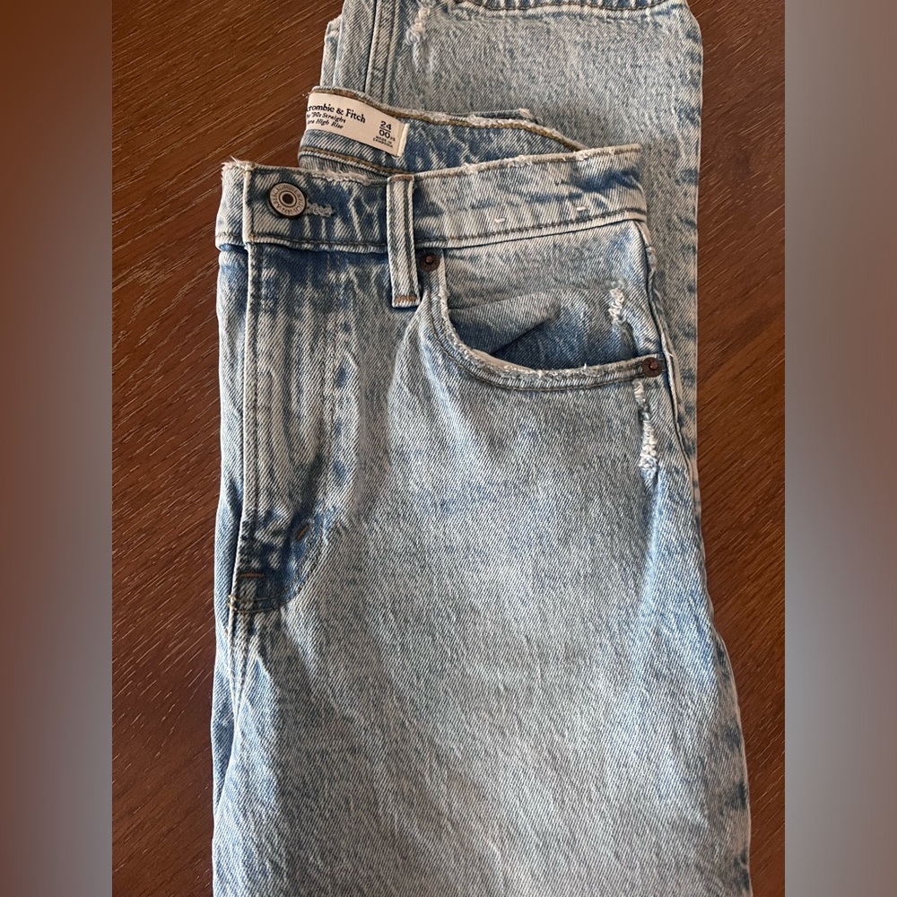 Abercrombie & Fitch The 90s Straight Ultra High Rise Light Wash Jeans